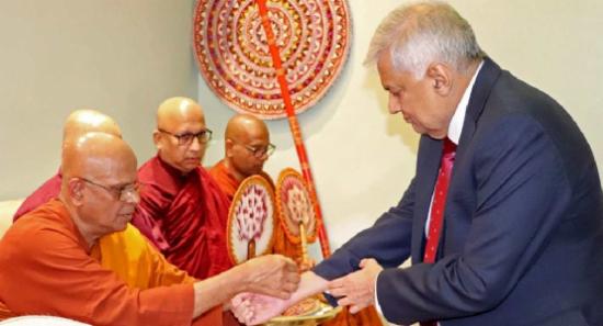 ජනපති රනිල් ලන්ඩන් බෞද්ධ විහාරය වැඳ පුදාගනී